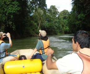Safari en bote por el Río Peñas Blancas